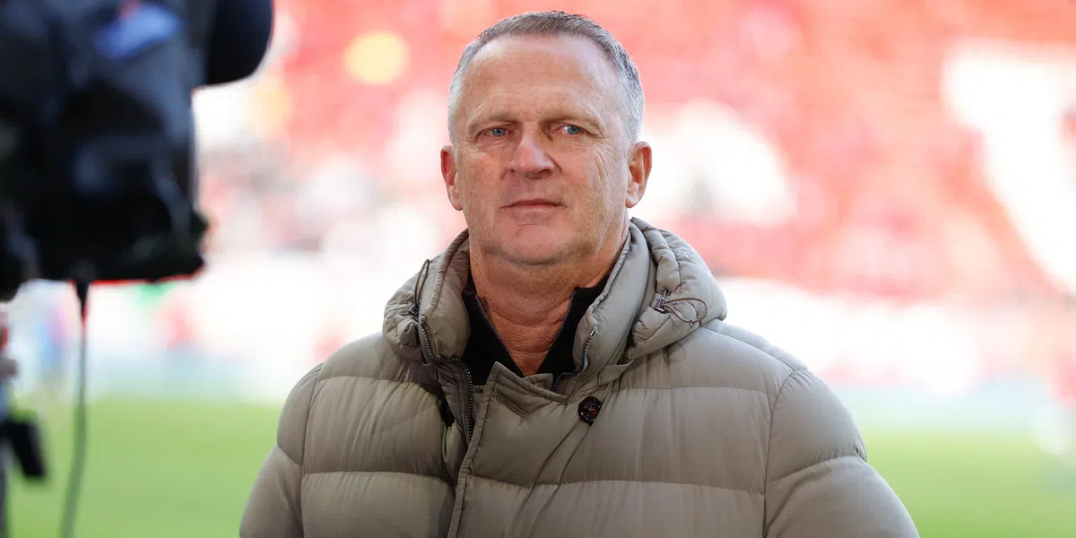 Van den Brom kijkt ogen uit: 'Eerste keer in mijn loopbaan dat ik dat meemaak'