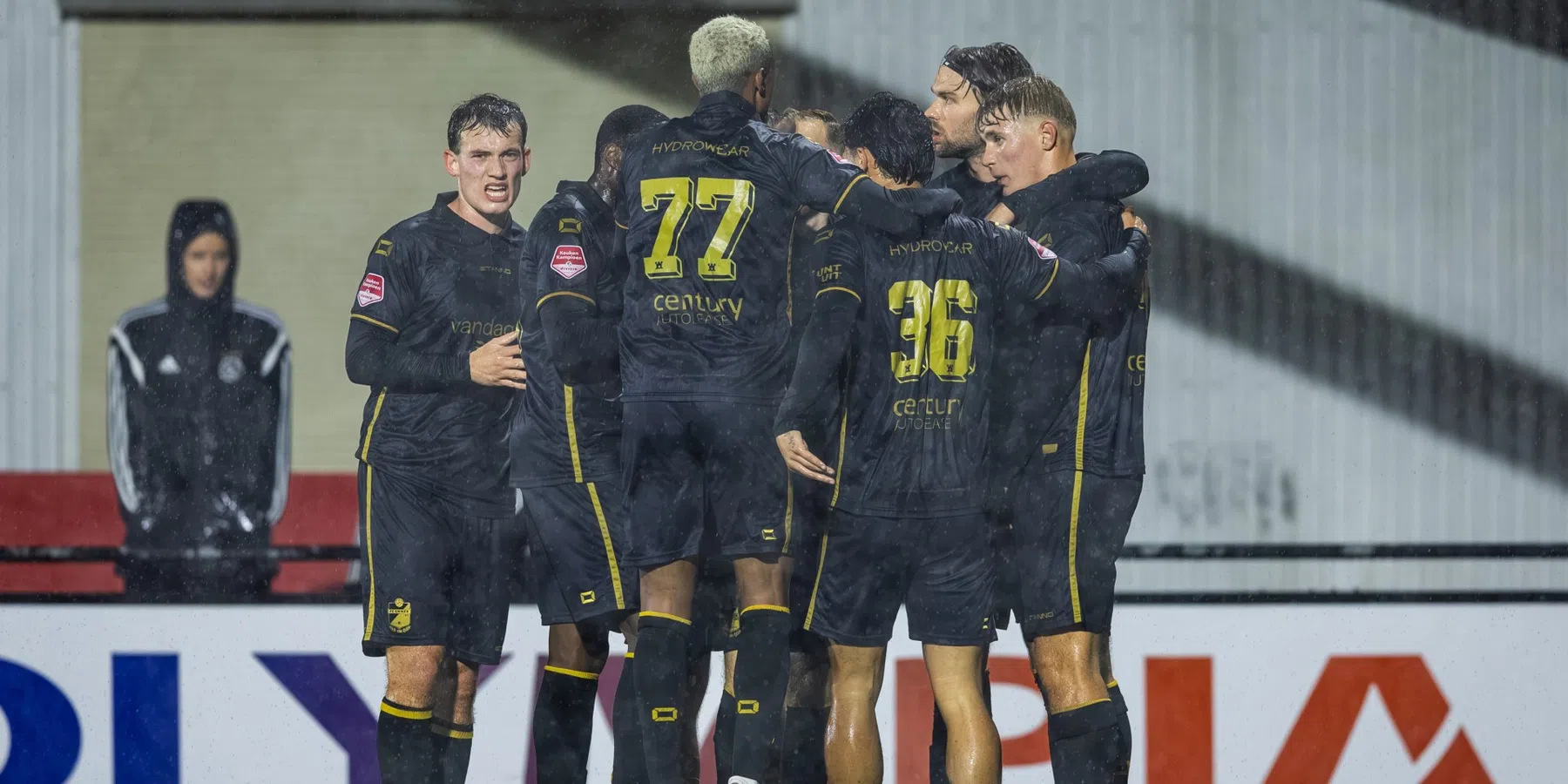 Politie grijpt in bij bekerderby tussen Emmen en Hoogeveen