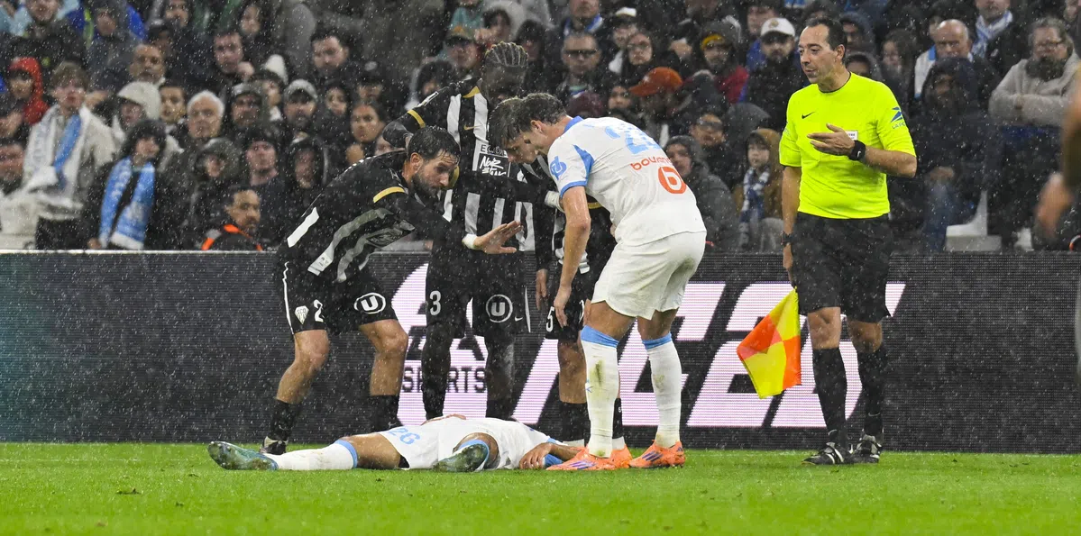 Naar moment bij Olympique Marseille: jonge speler zakt in elkaar tijdens duel