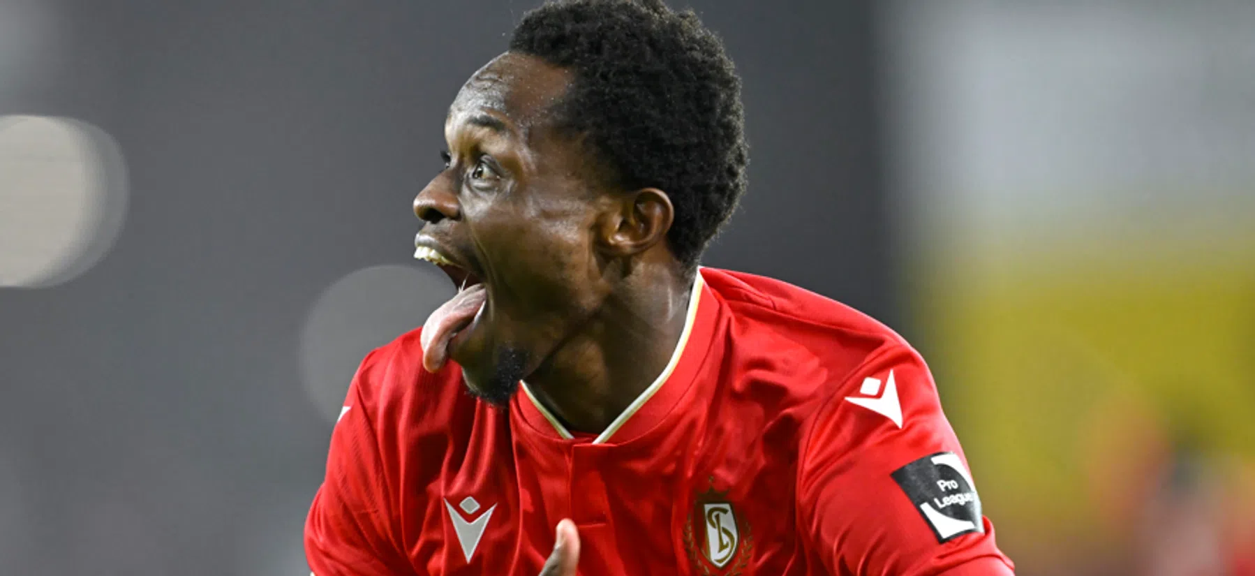 Wedstrijdverslag: Standard wint met 3-1 van Charleroi, match tijdelijk gestaakt