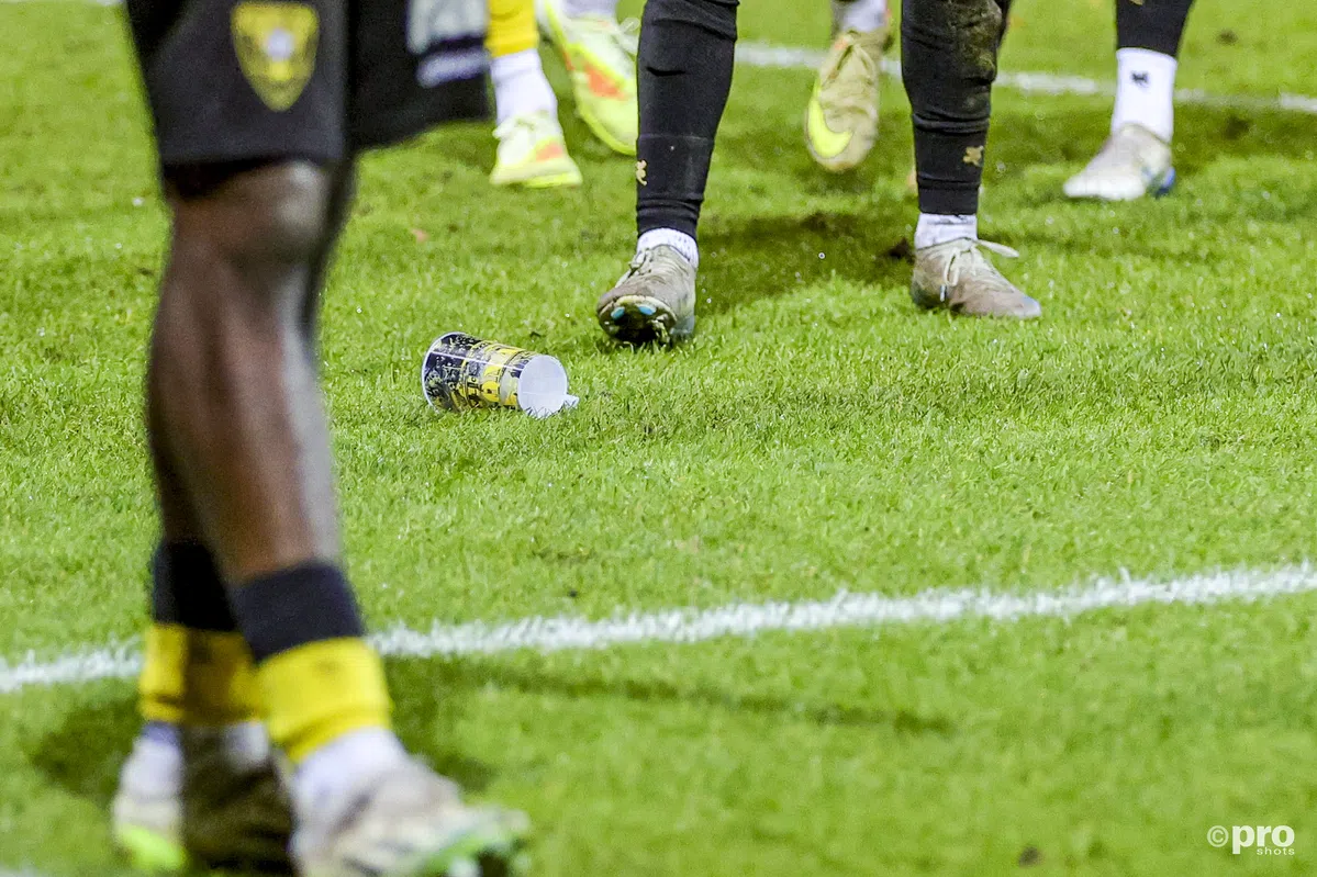 Tot twee keer toe staking bij VVV-Vitesse na bekers op het veld door rode kaart