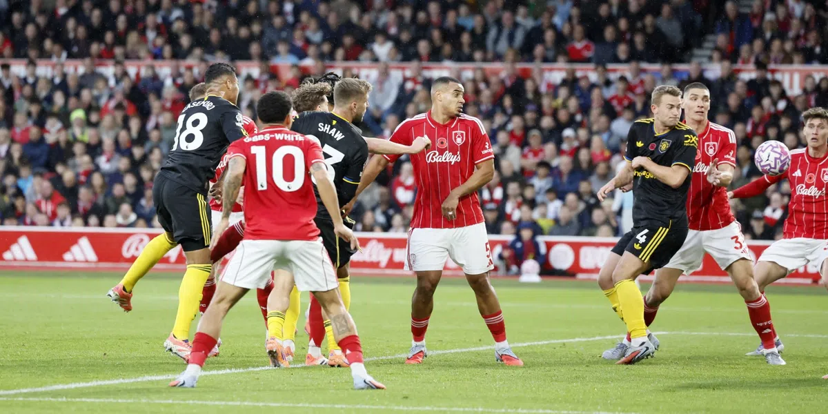 Forest maakt einde aan sterke United-reeks, Arsenal verstevigt koppositie