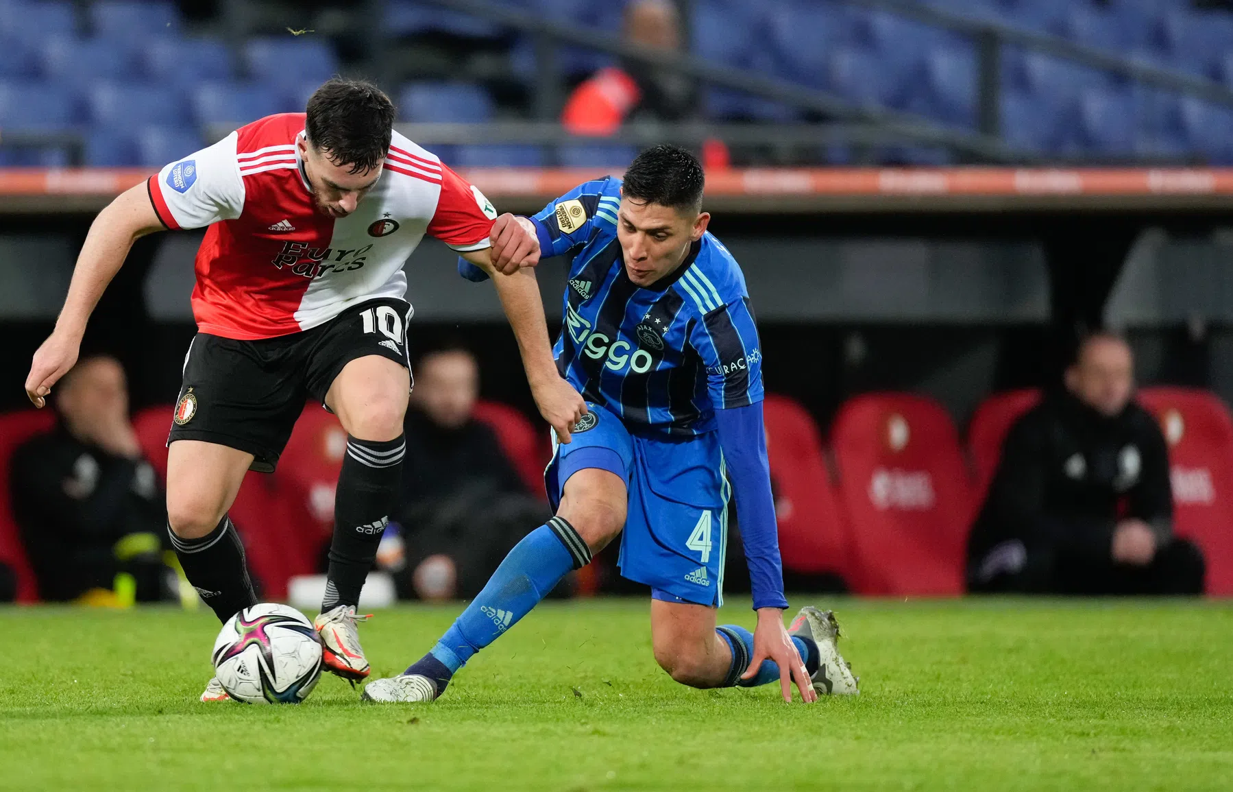 Rood voor Orkun Kökçü na harde tackle op Edson Álvarez in Turkse topper