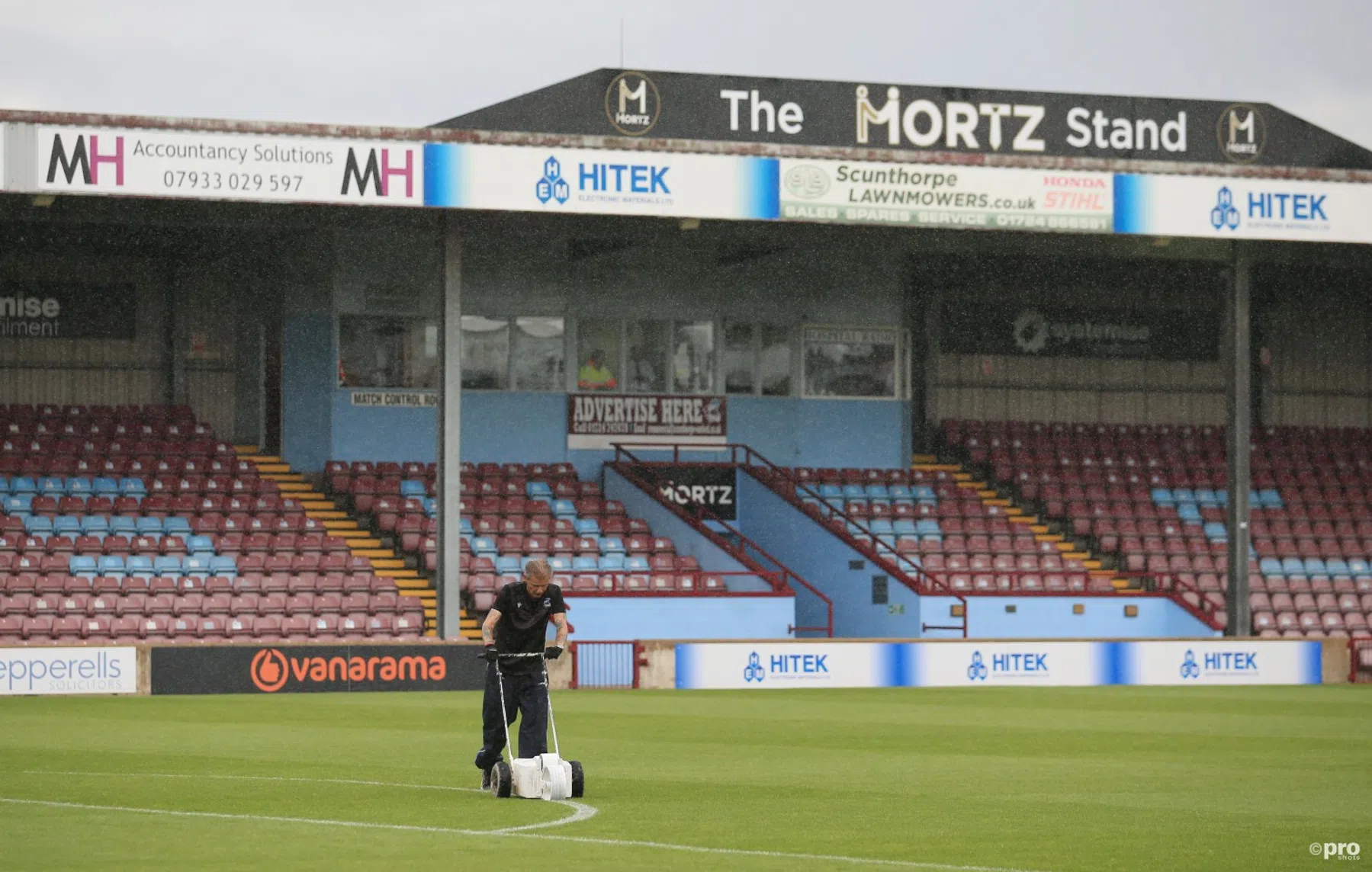 Voetballer en fan gewond bij mesaanval in Londense trein