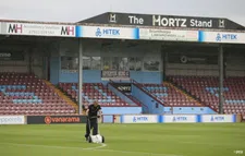 Thumbnail for article: Engelse prof slachtoffer van mesaanval, Nottingham-fan verricht heldendaad