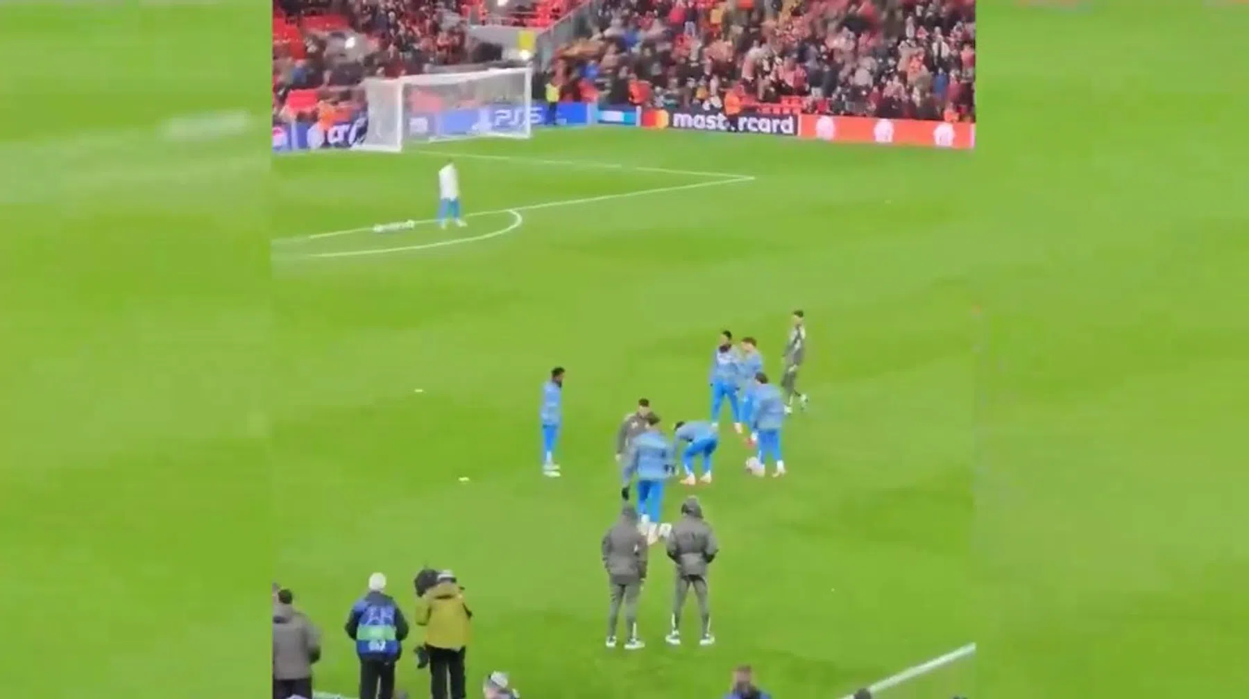Liverpool-fans fluiten Alexander-Arnold hard uit
