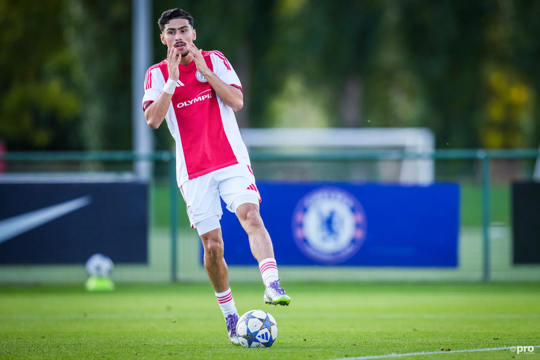 Ajax-fans genieten van hattrickheld Ünüvar bij O19