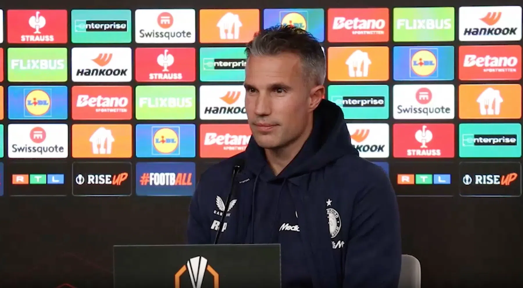 Van Persie komt met slecht nieuws: Hwang zes tot acht weken aan de kant