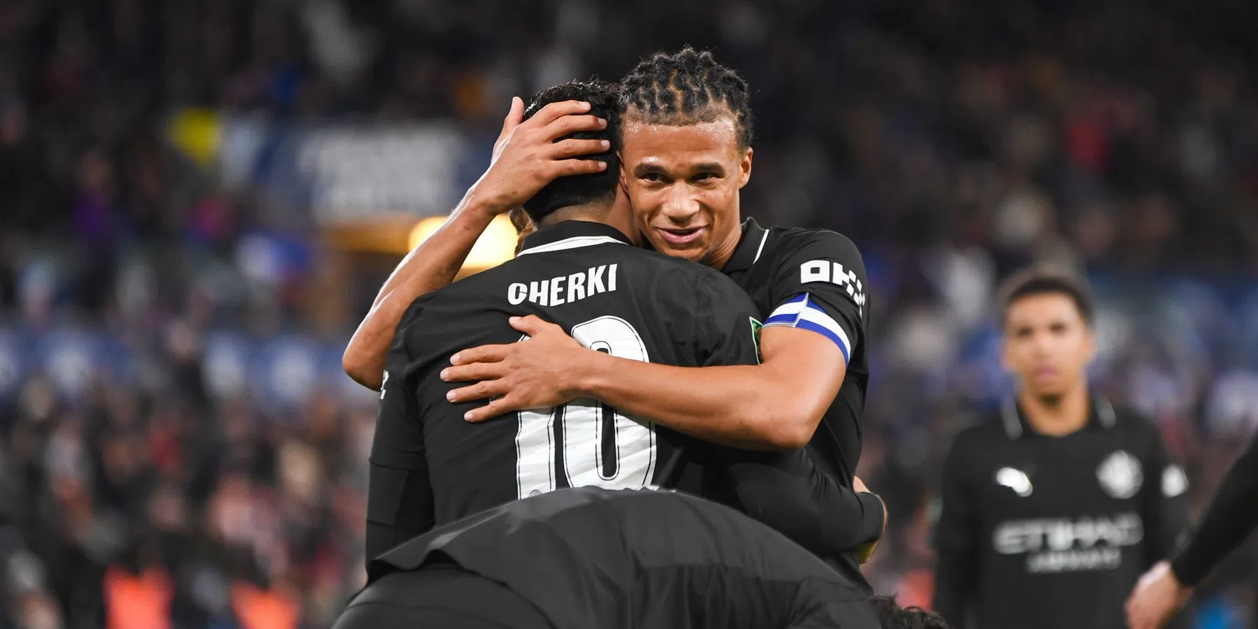 'Aké verlaat Man City mogelijk vanwege WK: drie clubs'