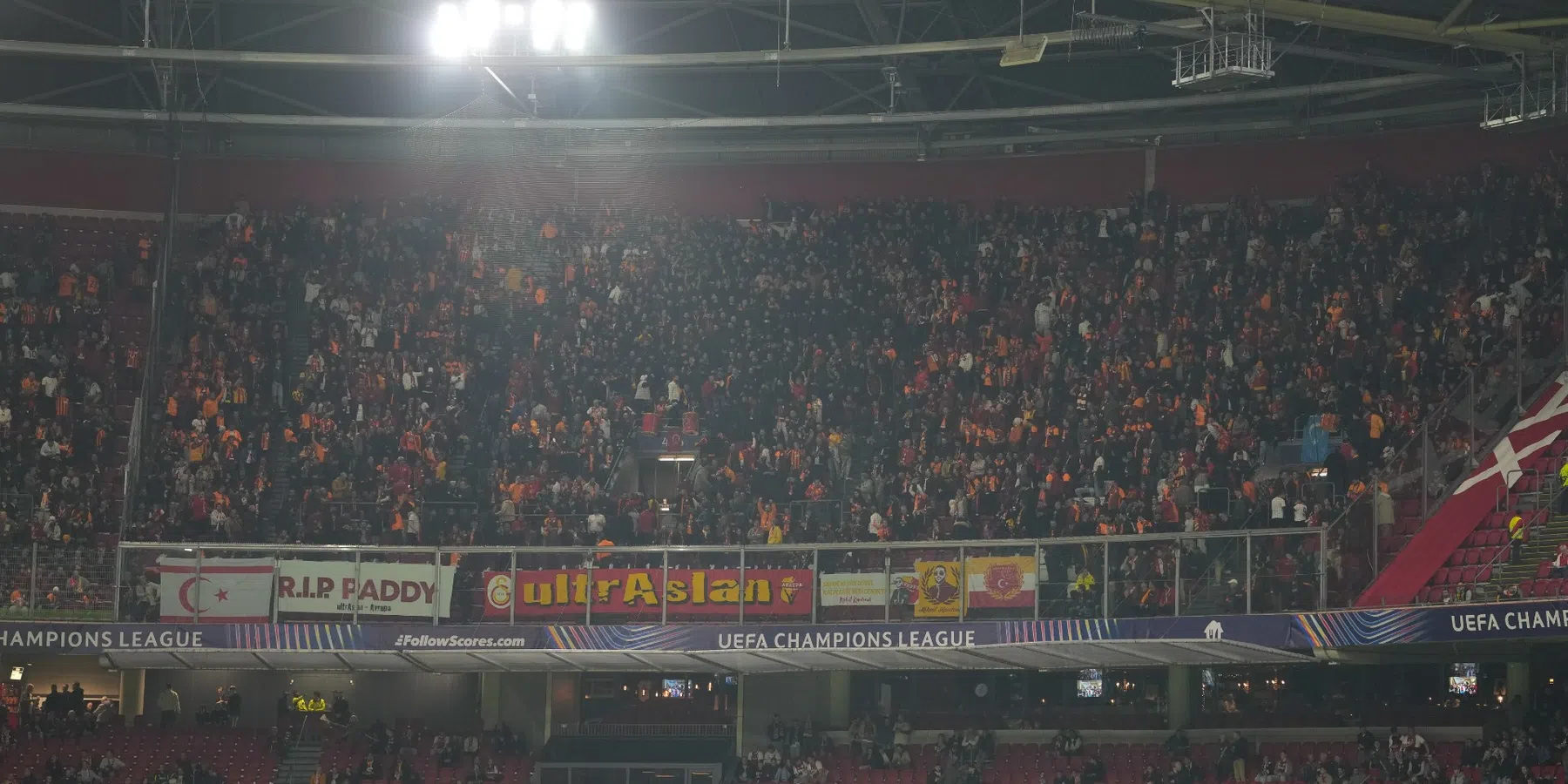 Galatasaray-aanhang brengt prachtig eerbetoon aan overleden Ajax-supporter