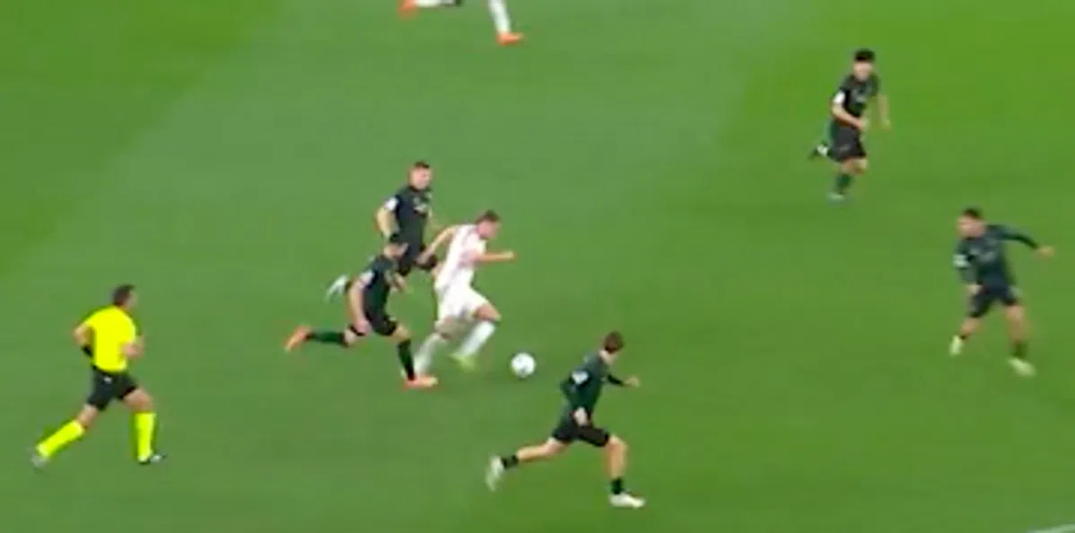 De beelden: Van de Ven laat iedereen achter zich met indrukwekkende rush en scoort