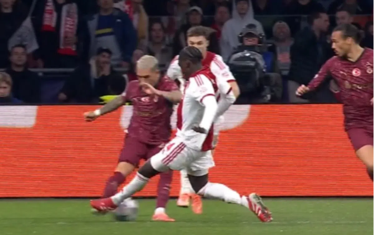 Ajax haalt opgelucht adem: Mokio ontsnapt aan snelle rode kaart