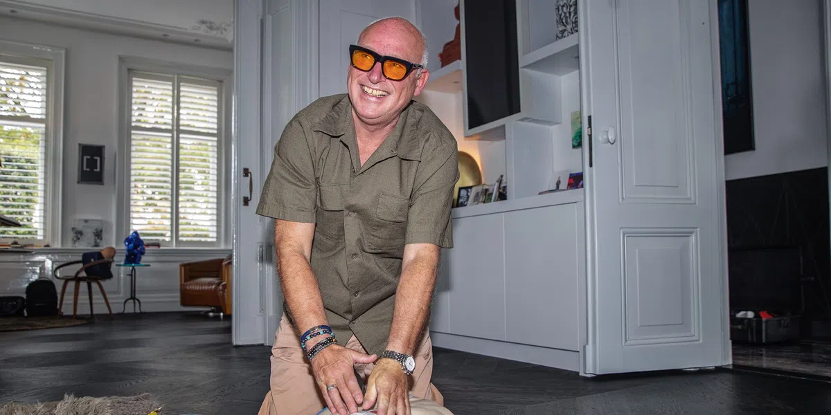 Van der Gijp lacht om populaire collega-analist: 'Neemt het ontzettend serieus'