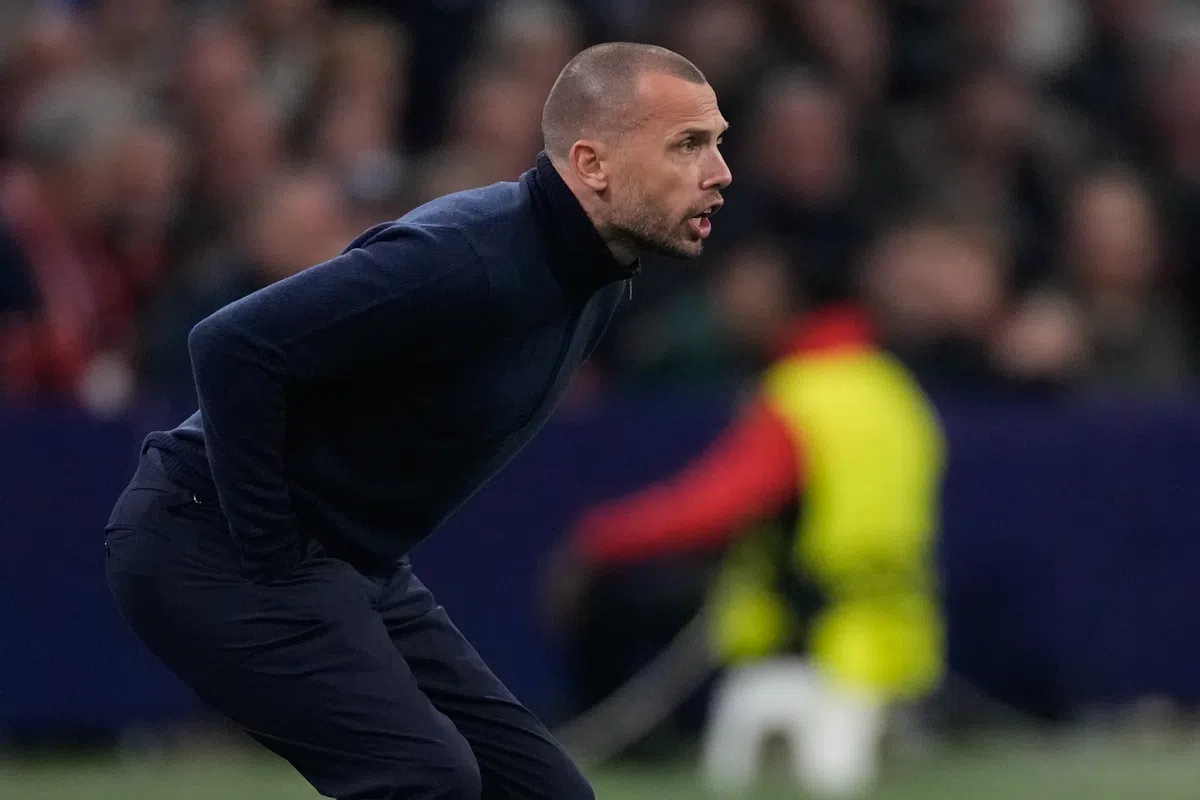 F-Side doorbreekt stilte na Ajax-blamage: steun voor ontslag Heitinga