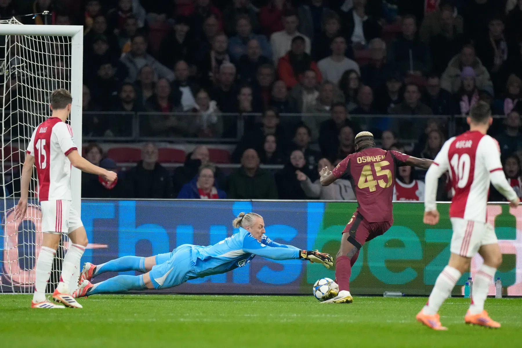 Victor Osimhen lovend over Ajax en Remko Pasveer na hattrick