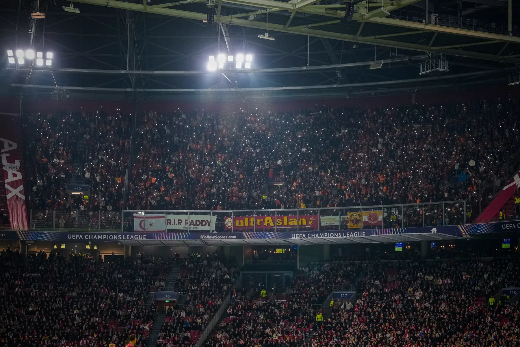 Ongeregeldheden bij Ajax-Galatasaray: fans opgepakt in Amsterdam