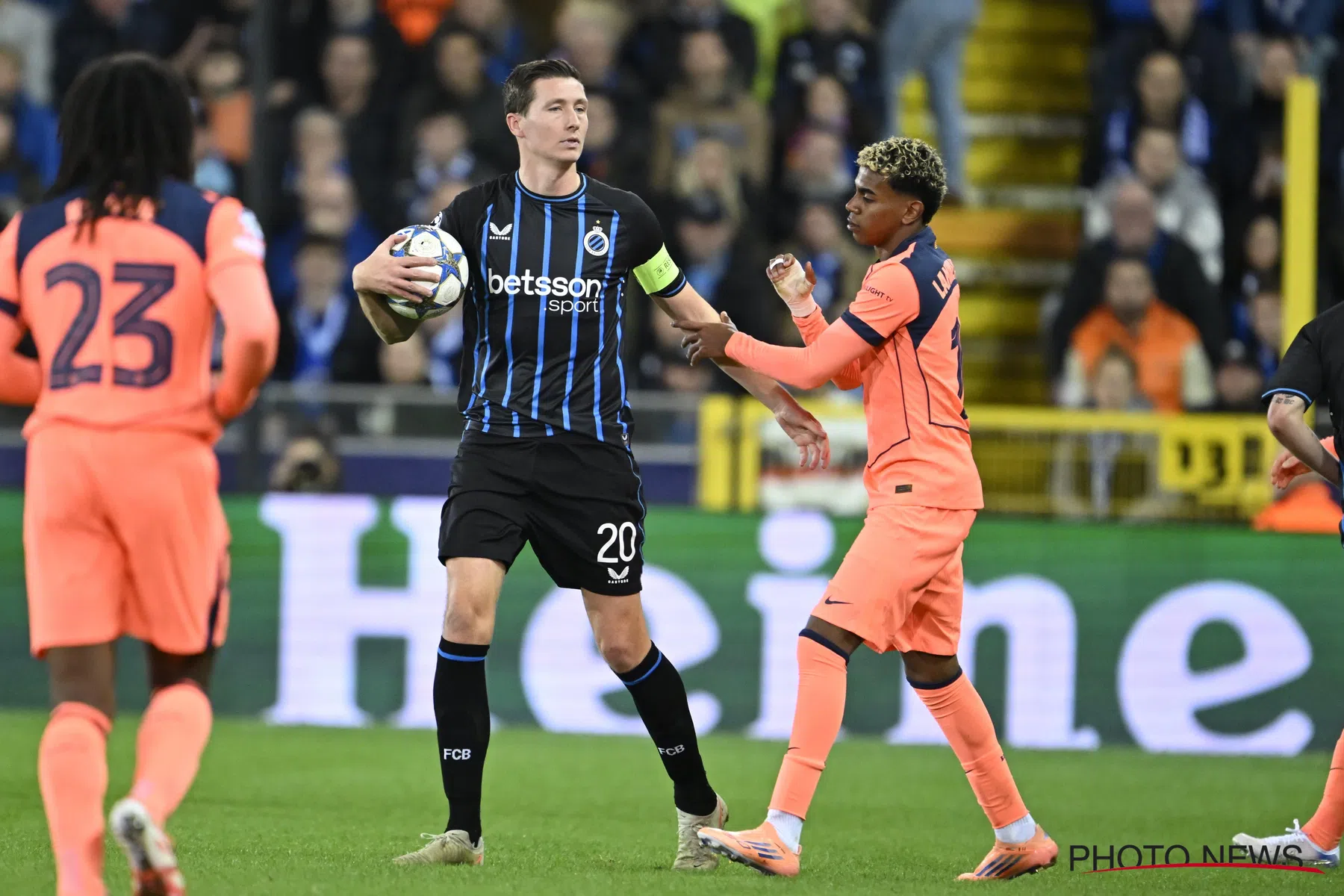 The Fox over Hans Vanaken bij Club Brugge tegen FC Barcelona