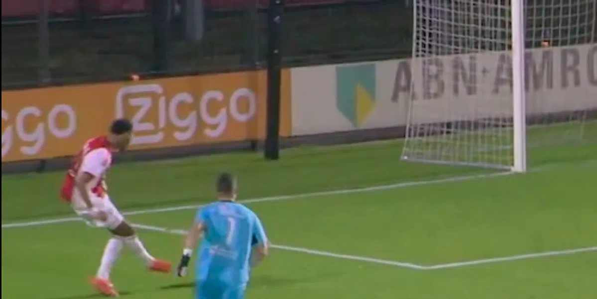 Zien om te geloven: Ajax-talent Wolff met de misser van het jaar voor open goal