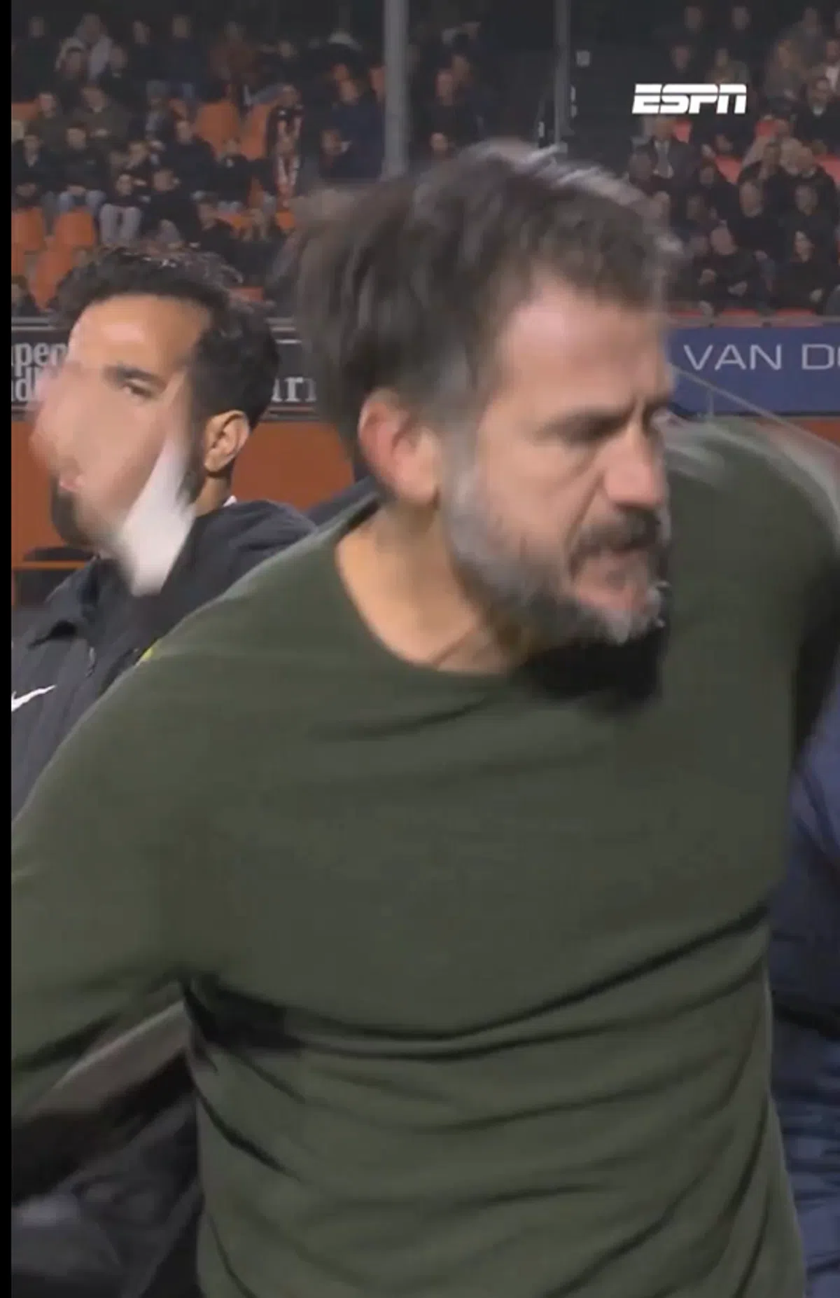 Zien: furieze Hoefkens doet 'Hans Kraaytje' en gooit met jasje na rood Holtby