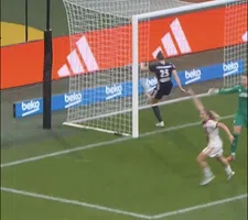 PSV Vrouwen verliest in laatste minuut van Ajax Vrouwen door bizarre eigen goal