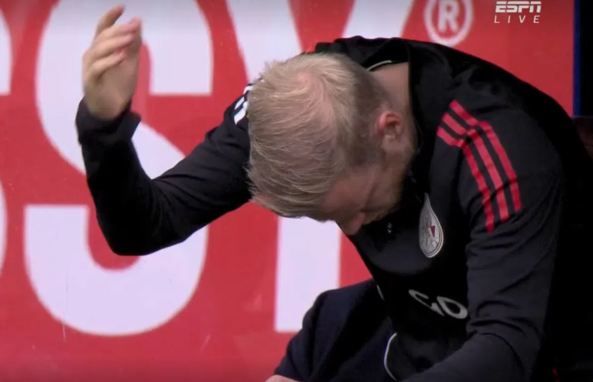 Ajax-fans ergeren zich kapot aan 'aanvallende Goes', Klaassen veert op van bank