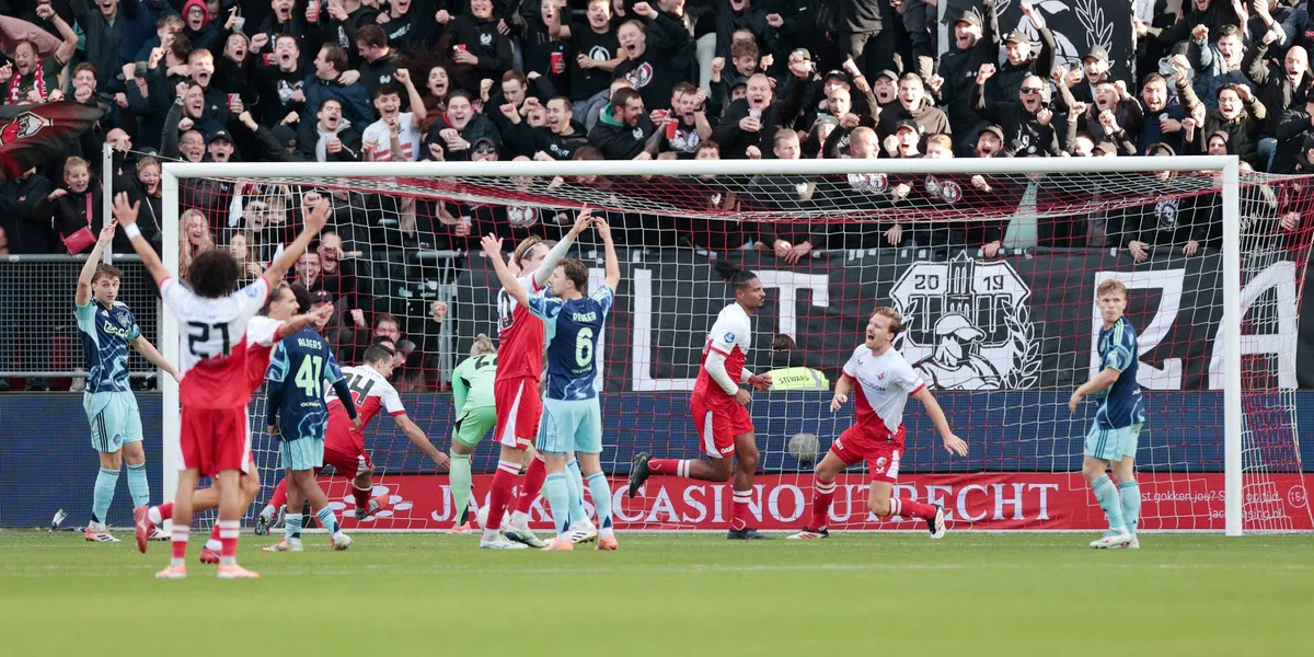 Geen schokeffect bij Ajax na ontslag Heitinga: Utrecht wint in De Galgenwaard