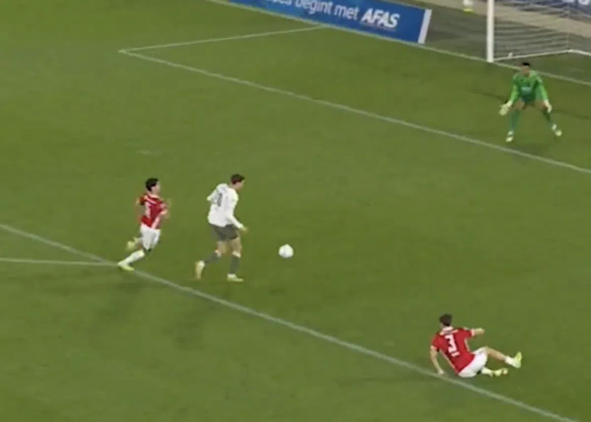 De beelden: PSV al na 28 minuten op 0-3 dankzij heerlijke goal van Til