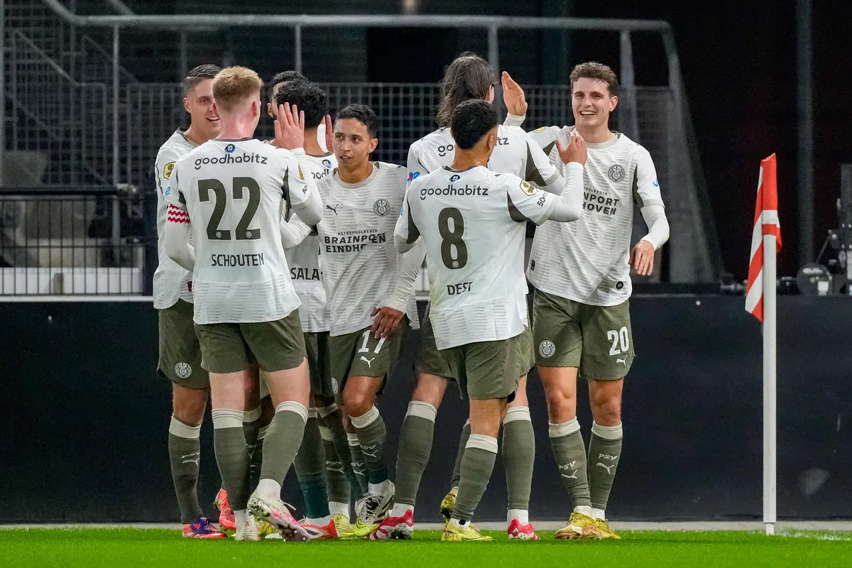 Koevermans geniet van openingsfase AZ - PSV: 'Hij staat zó lekker te passen'