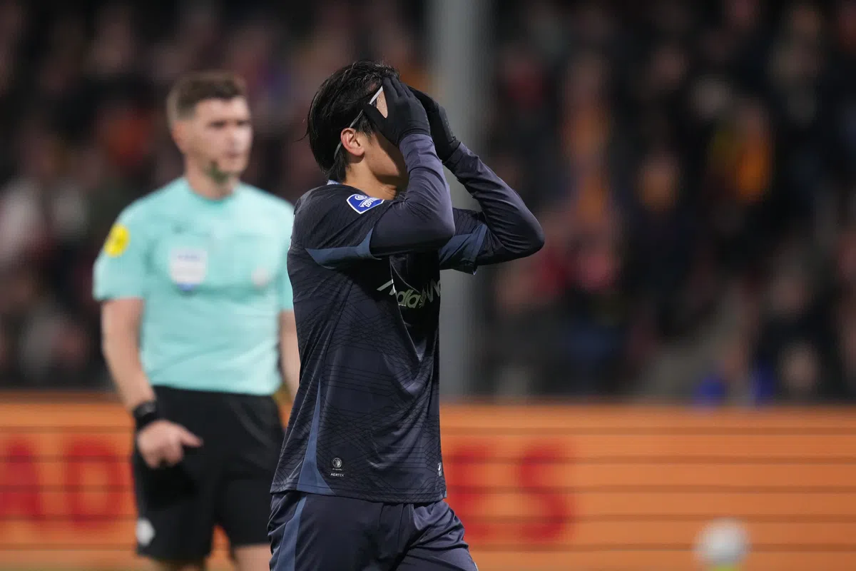Feyenoord gaat ten onder in Deventer en moet koppositie aan PSV laten