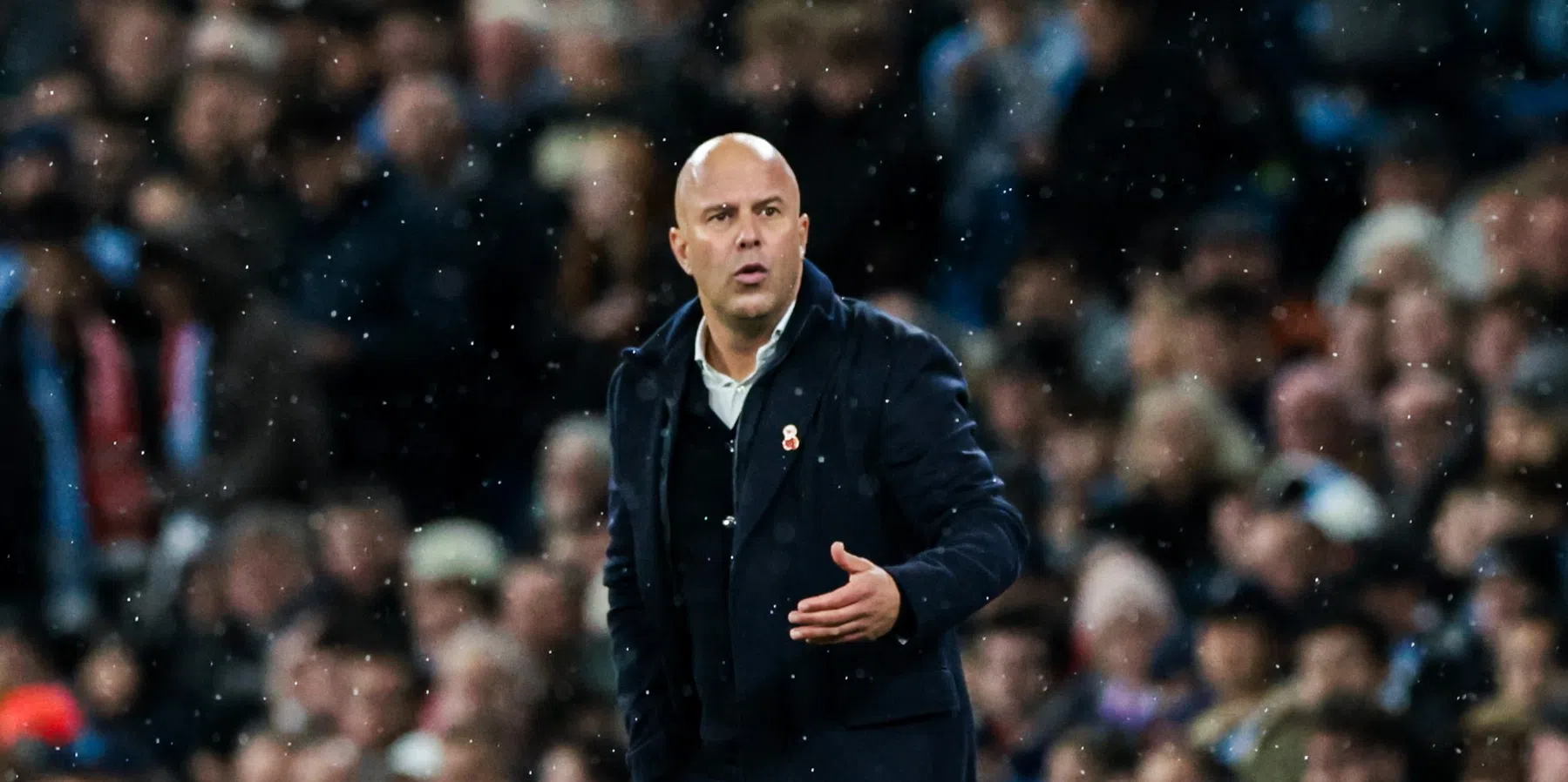 Arne Slot mikpunt van 'sacked in the morning'-lied van Man City-fans