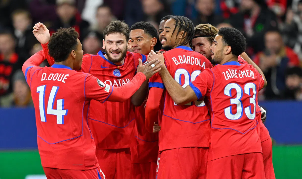 Neves kroont zich tot matchwinner: PSG blijft koploper na spektakelstuk in Lyon