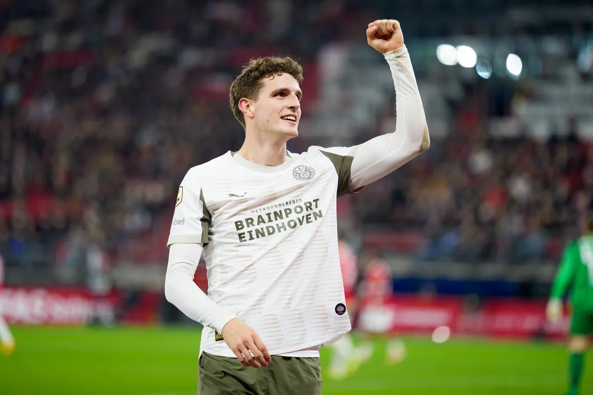 PSV laat dankzij hattrick Til geen spaan heel van AZ en legt druk bij Feyenoord