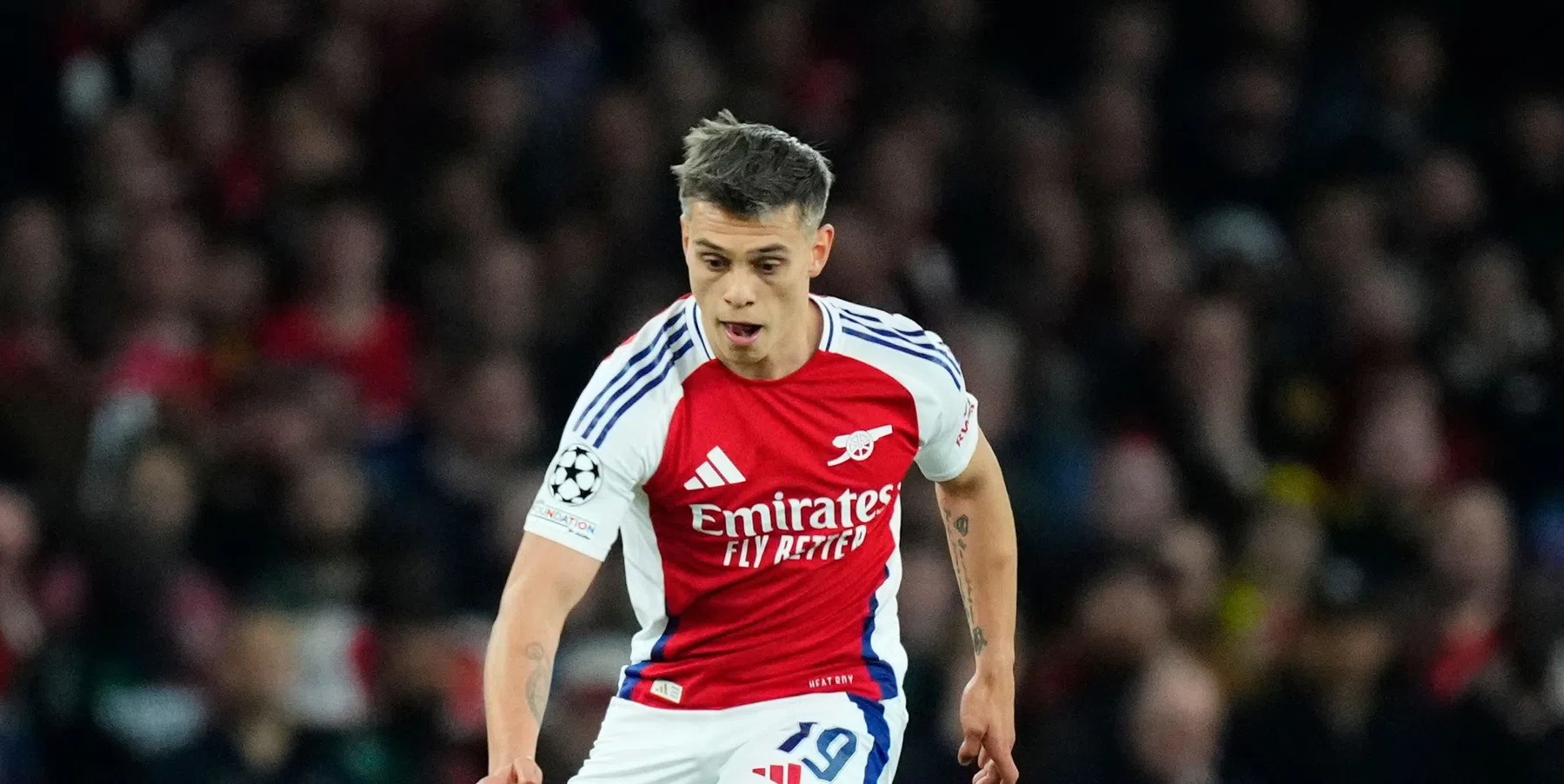Rio Ferdinand kan lof niet op over Leandro Trossard van Arsenal