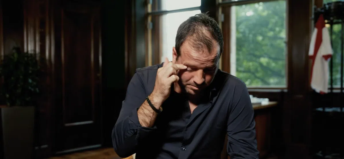 Van der Vaart barst in tranen uit na emotionele woorden: 'Wat een k*tzooi dit...'