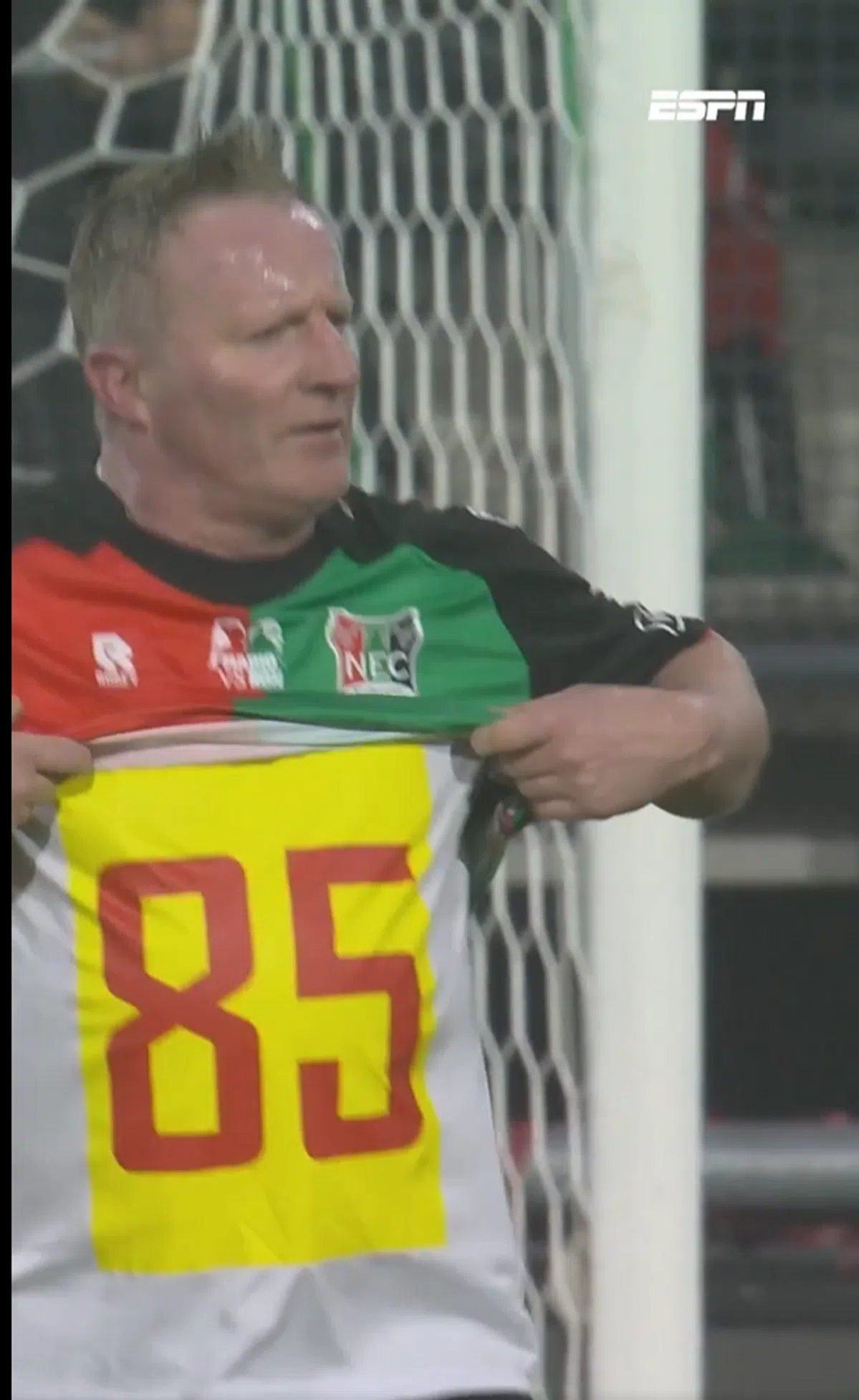 Hilarisch: Pothuizen viert gele kaart in Legends-wedstrijd op geniale wijze