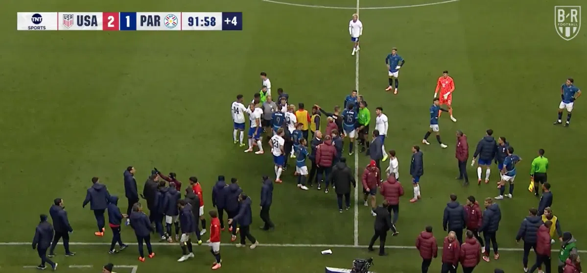 Bizar: massale vechtpartij tussen spelers en staf bij Verenigde Staten - Paraguay