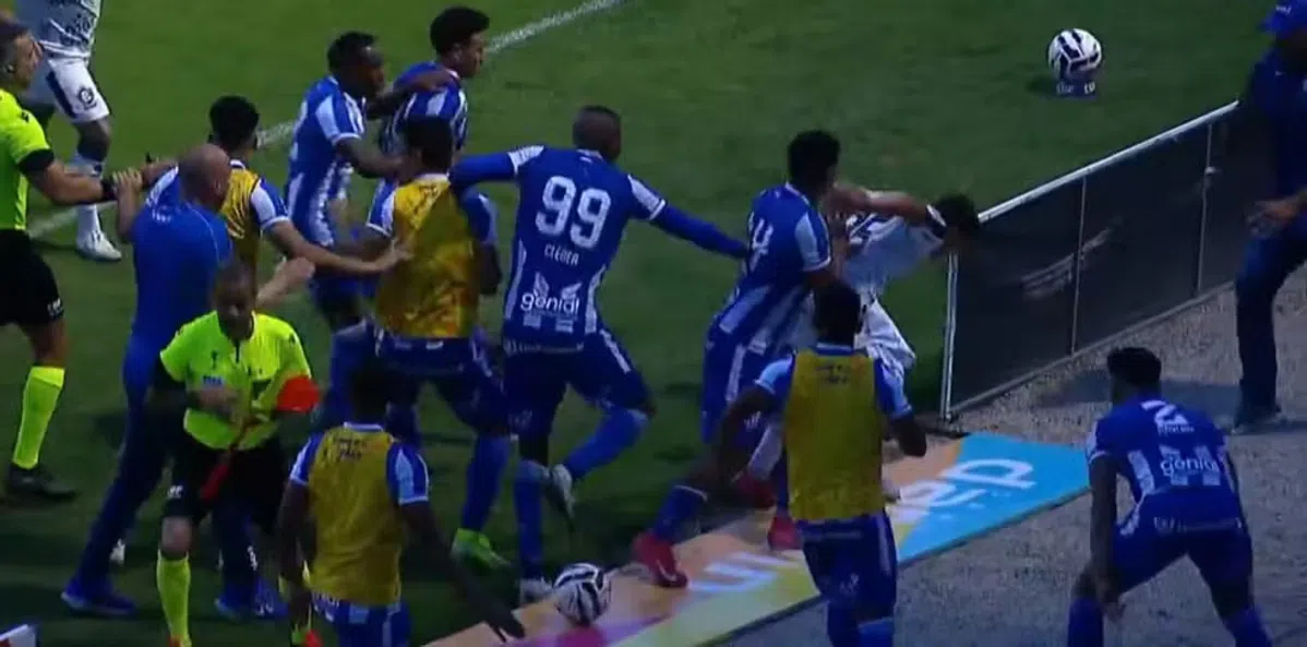 Promotieduel in Brazilië escaleert volledig: veldslag binnen en buiten de lijnen