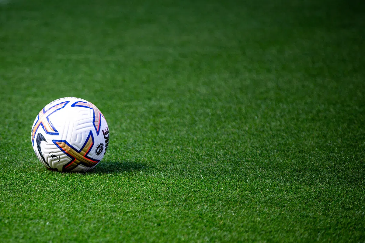 Vrouwelijke scheidsrechter staakt wedstrijd in de rust na seksistische opmerking