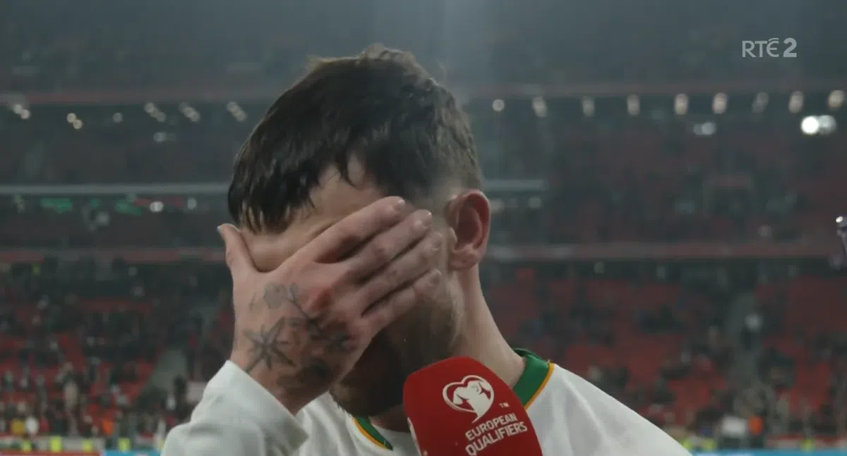 Emotionele Parrott breekt meermaals tijdens live interview: 'Jaren niet gehuild'