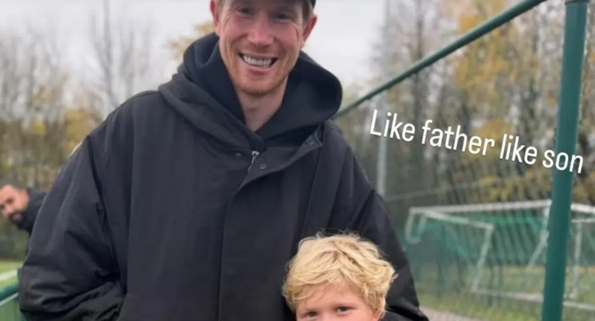 Mooi: De Bruyne laat zich voor het eerst sinds zware blessure weer zien