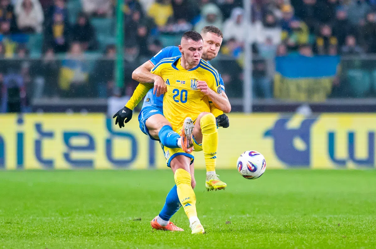 Oekraïne grijpt felbegeerd play-offticket na zinderend slot tegen IJsland