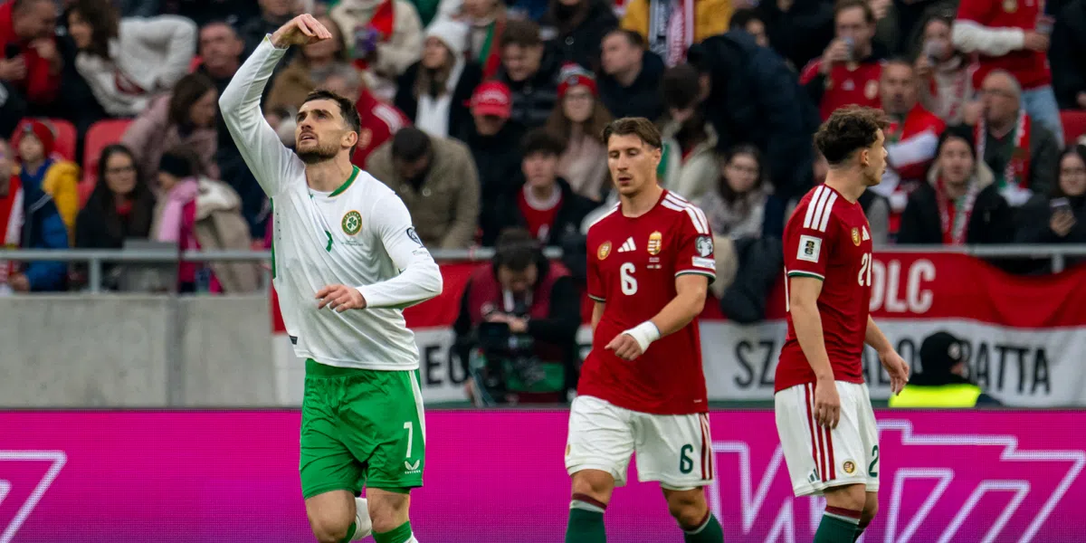 Parrott is de held en schiet Ierland met hattrick in laatste minuut naar play-offs