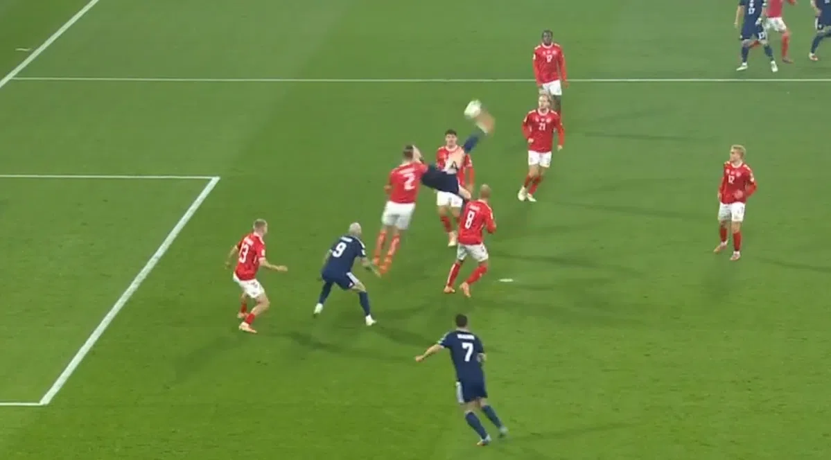 Van Basten is er niets bij: McTominay scoort met wonderomhaal voor Schotland