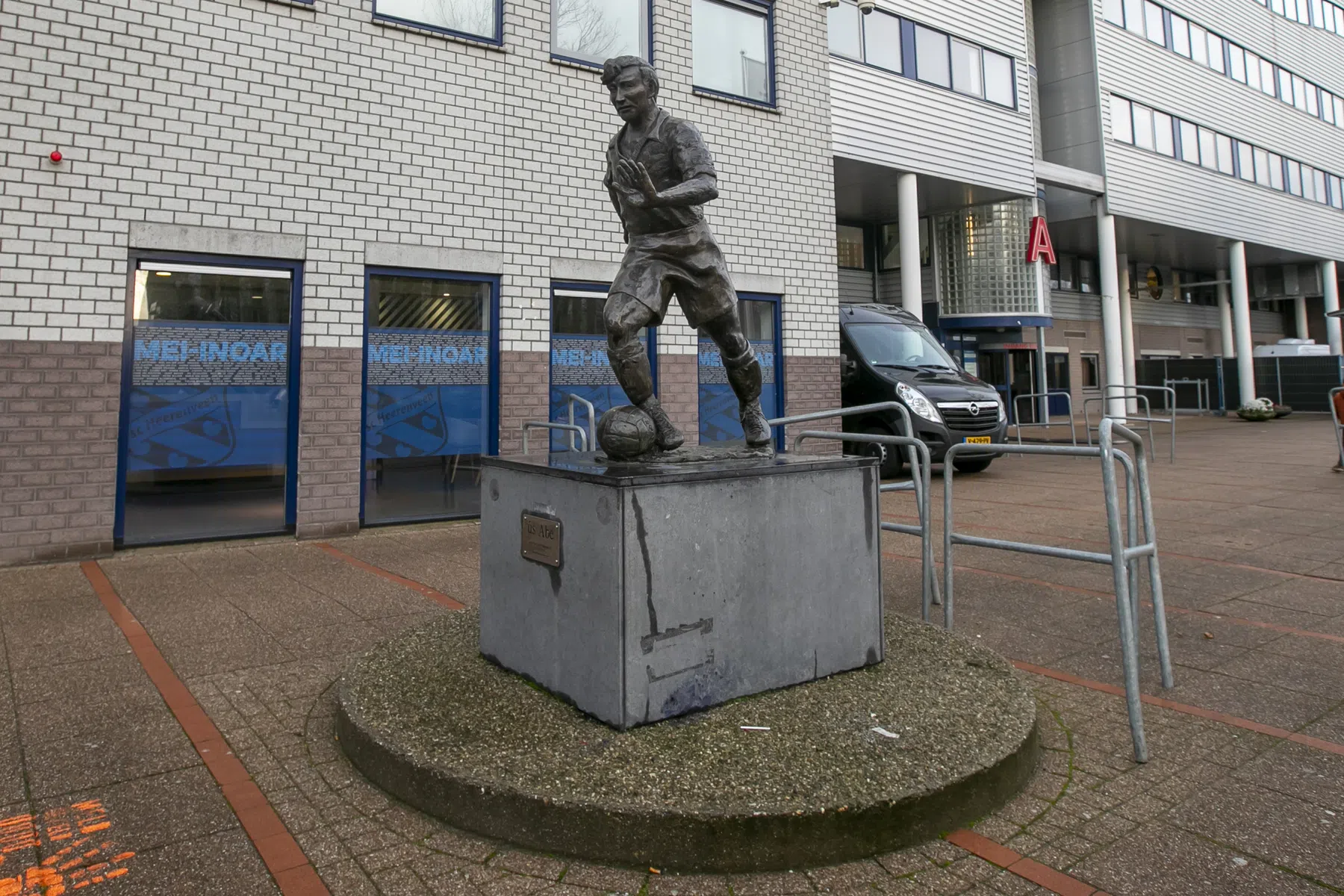 SC Heerenveen plaatst hek rond beeld Abe Lenstra na dreiging
