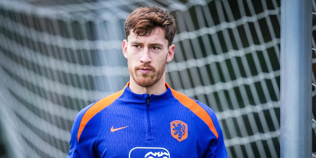 Oranje-speler overhandigt vlak na interlands cheque van 25.000 euro aan oude club