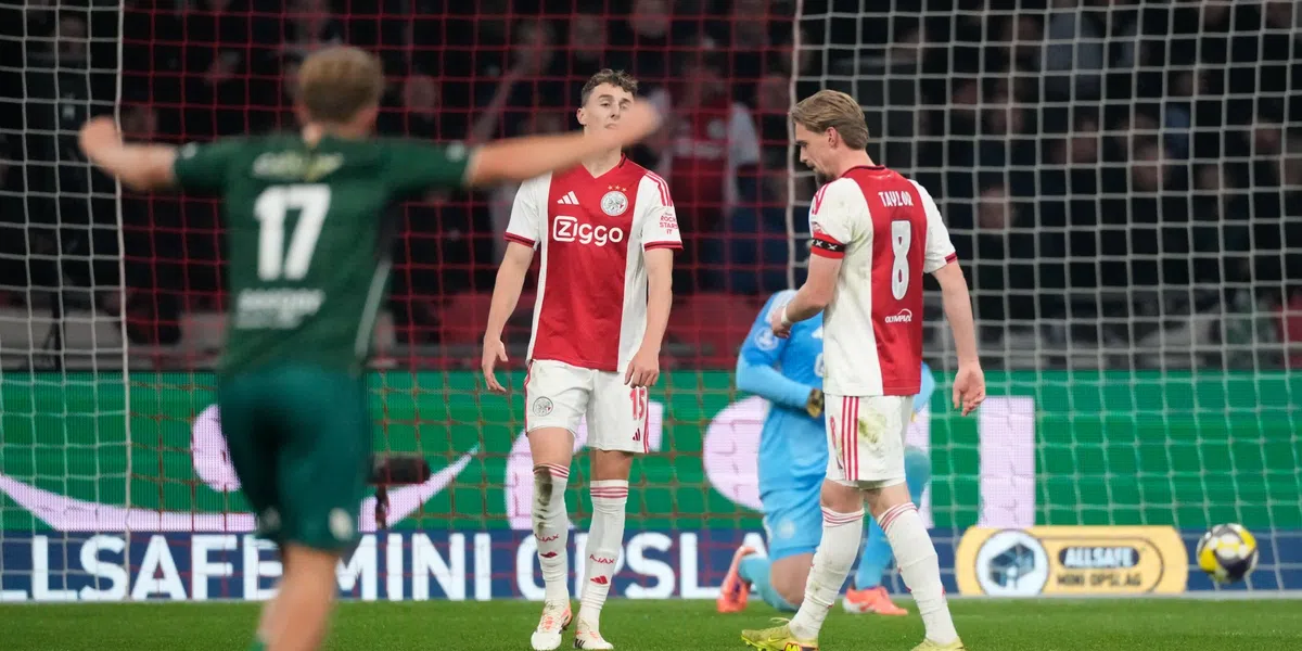 Cynische Ajax-fans steken draak met eigen spelers: 'Ajax moet zich kapot schamen'
