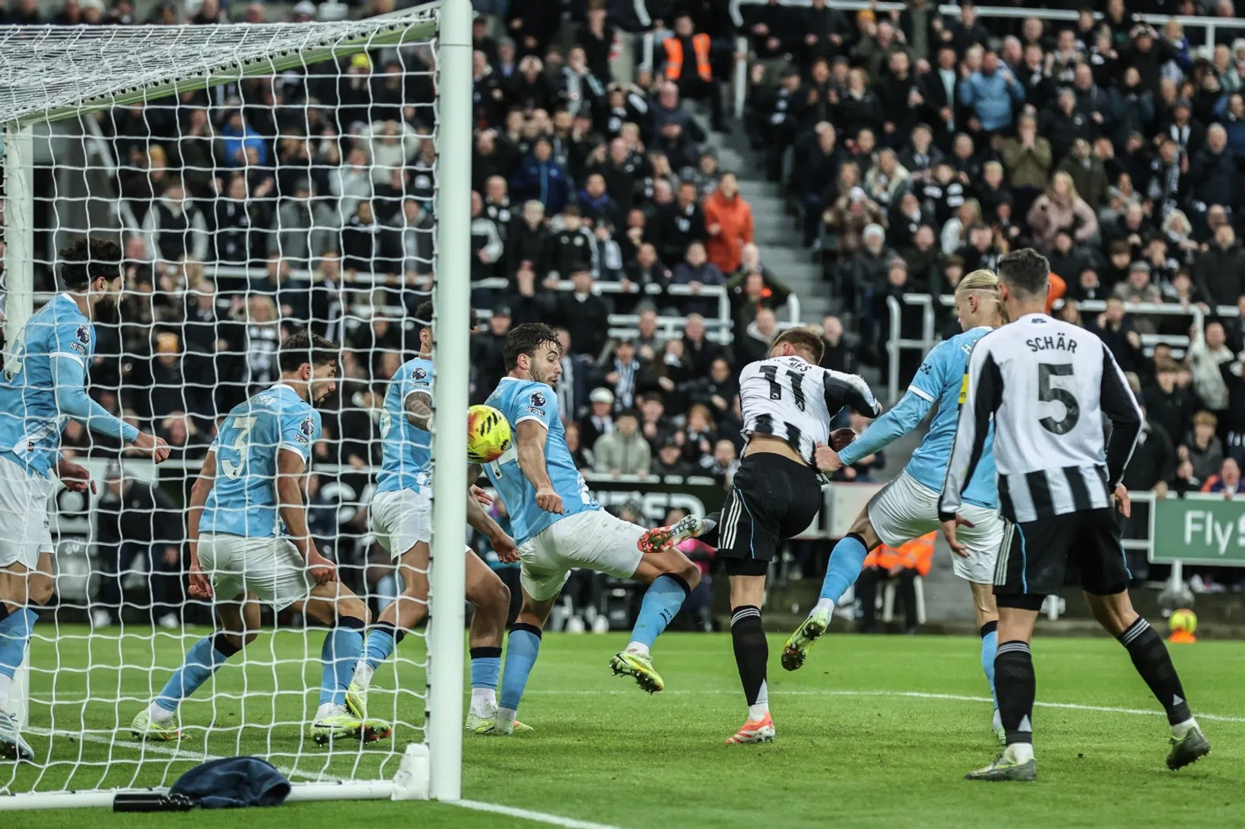 Newcastle wint met 2-1 van Manchester City in chaotisch duel