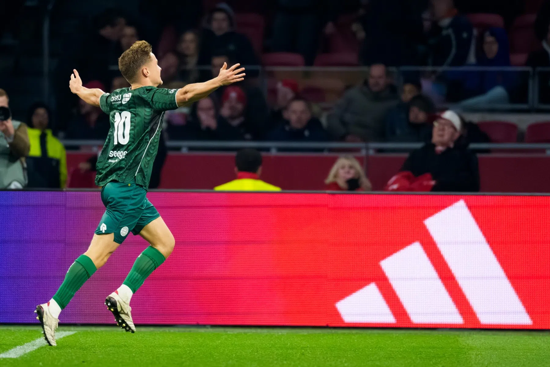 Ajax-beul Naujos geniet volop bij Excelsior: 'Het is bijna Sinterklaas'