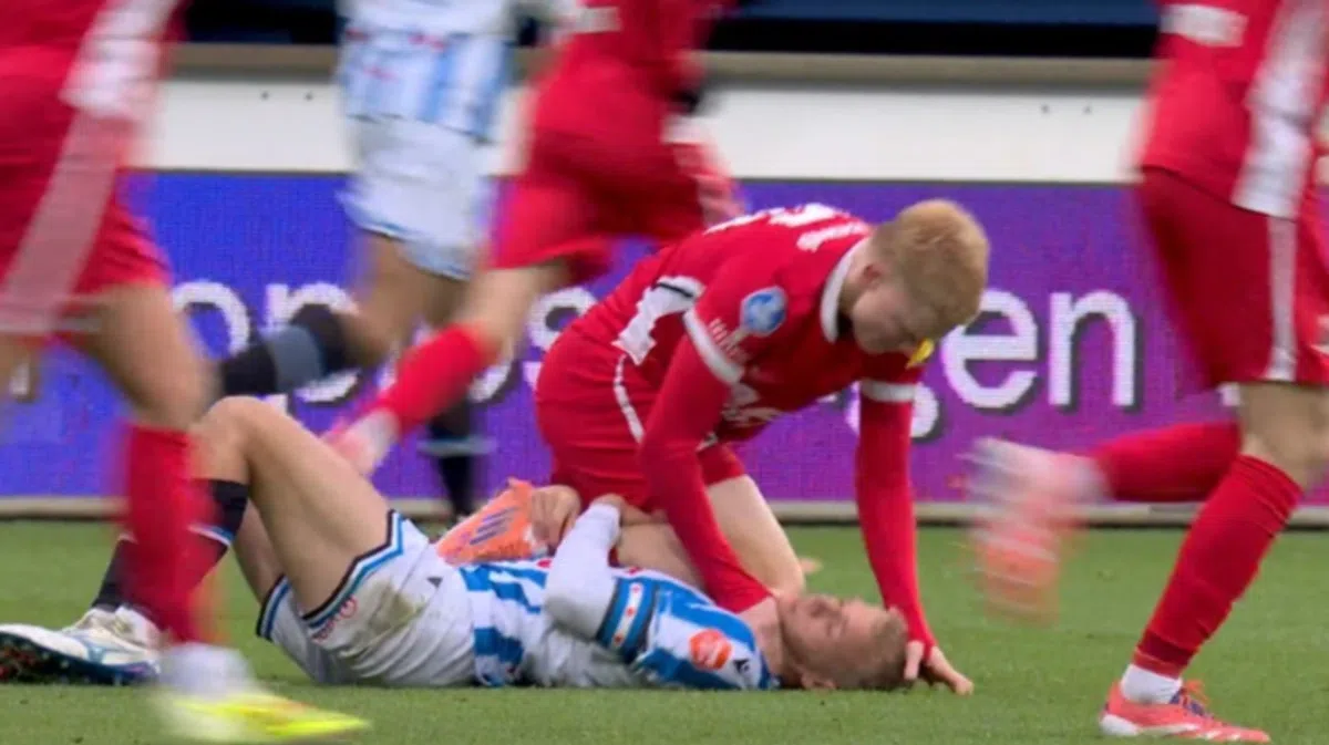 Opvallend moment: AZ-toptalent Kees Smit grijpt tegenstander bij keel