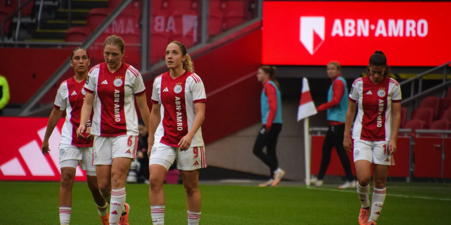 Ajax-vrouwen delen in de Amsterdamse malaise
